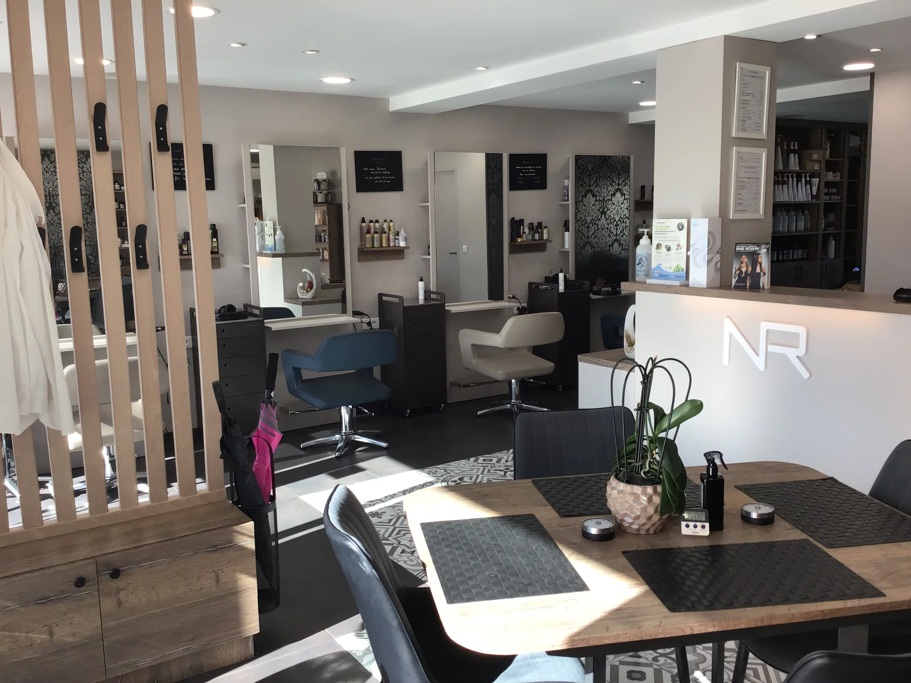 Salon de coiffure NR Coiffure à Bavilliers, espace coiffage, vue 3